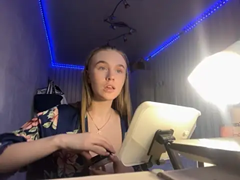 melissashineeee online show from April 3, 2026, 10:54 am