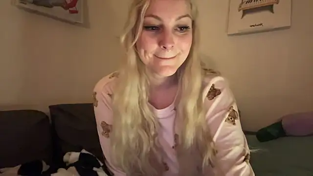 Snapshot of LoveAliceXXX chatting on April 7, 2026, 7:04 pm LoveAliceXXX online show from April 7, 2026, 7:04 pm