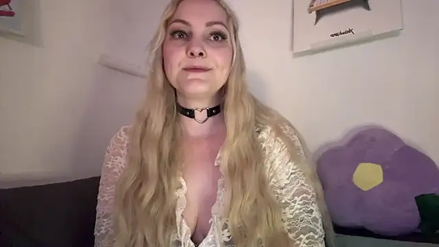 Snapshot of LoveAliceXXX chatting on April 8, 2026, 7:37 pm LoveAliceXXX online show from April 8, 2026, 7:37 pm