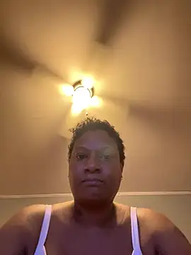 Sweetie8582 online show from April 1, 2026, 11:45 pm