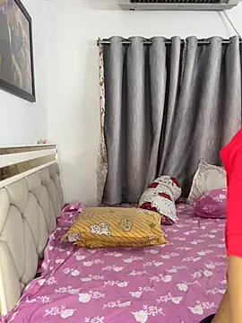 Snapshot of Sweet-Ellina chatting on June 18, 2026, 5:28 am Sweet-Ellina online show from June 18, 2026, 5:28 am