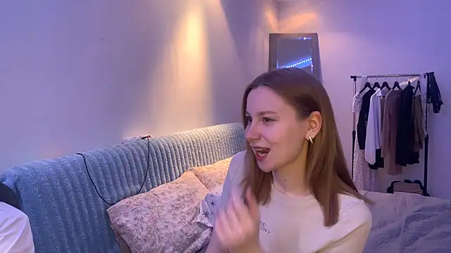 Snapshot of ReynaSweet_ chatting on April 3, 2026, 10:27 pm ReynaSweet online show from April 3, 2026, 10:27 pm