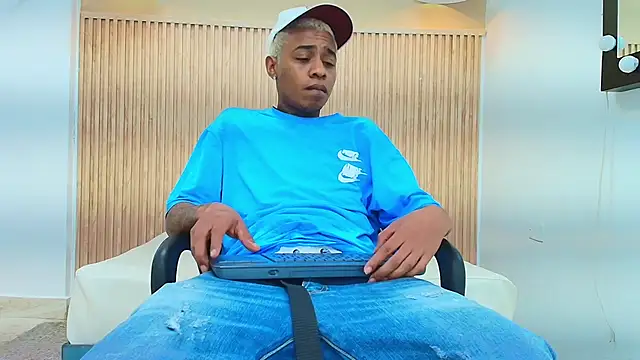 LUCA TURNER online show from April 15, 2026, 3:45 am