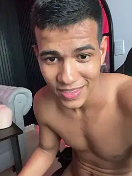 Snapshot of noahdark_ chatting on May 17, 2026, 2:28 pm noahdark online show from May 17, 2026, 2:28 pm
