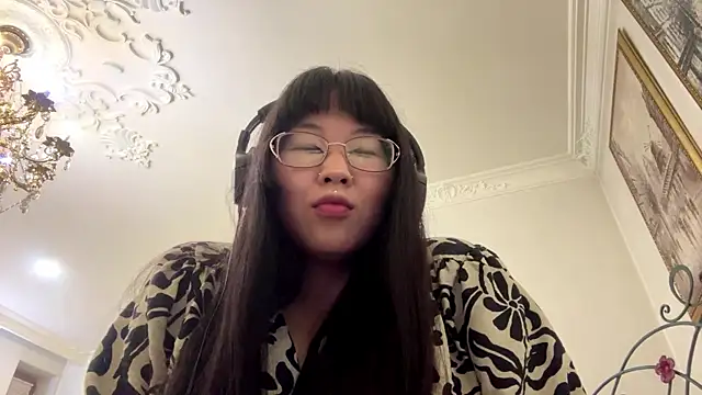 Feylinmay online show from May 6, 2026, 6:01 pm
