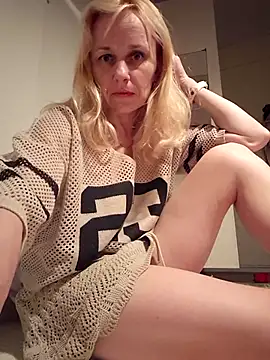 Snapshot of RinaSunX chatting on April 4, 2026, 2:40 am RinaSunX online show from April 4, 2026, 2:40 am