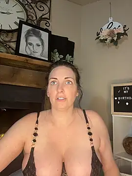 Snapshot of taylorsunshine chatting on July 18, 2026, 7:44 pm taylorsunshine online show from July 18, 2026, 7:44 pm