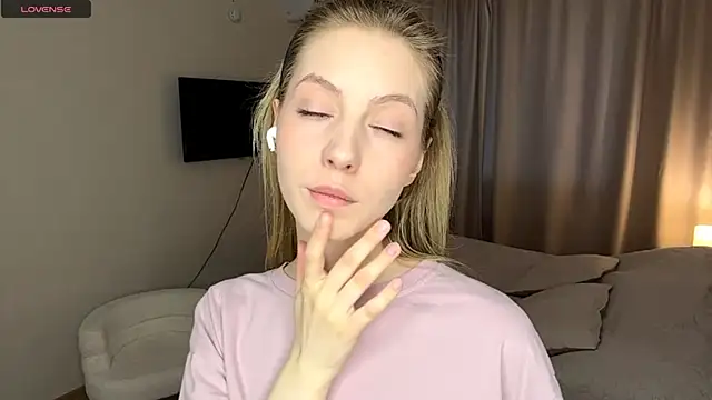 SofiaVelour online show from April 2, 2026, 1:18 pm