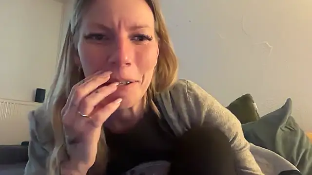 nursenextdoor901 online show from April 13, 2026, 5:44 am