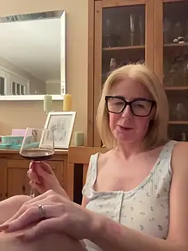 Laylaskyexx online show from April 16, 2026, 9:39 pm