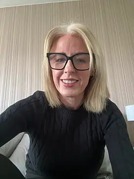 Laylaskyexx online show from April 16, 2026, 9:43 am