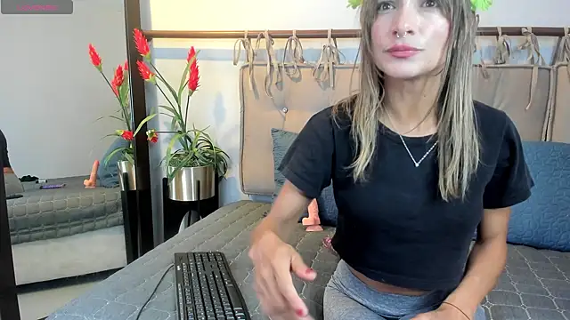 Snapshot of alma_rose_ chatting on April 30, 2026, 7:54 pm alma rose online show from April 30, 2026, 7:54 pm