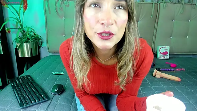 Snapshot of alma_rose_ chatting on May 1, 2026, 4:56 pm alma rose online show from May 1, 2026, 4:56 pm