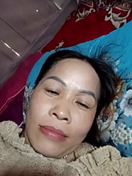 Snapshot of -Luni- chatting on July 18, 2026, 6:00 am -Luni- online show from July 18, 2026, 6:00 am