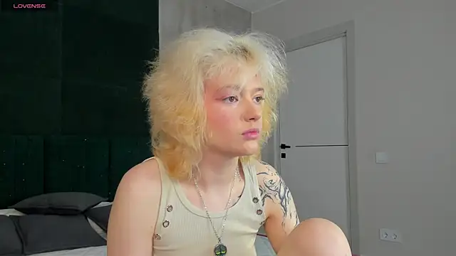 LunaaBee online show from June 13, 2026, 1:03 am