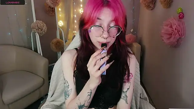 Snapshot of Alice_Nyx chatting on April 4, 2026, 8:26 pm Alice Nyx online show from April 4, 2026, 8:26 pm