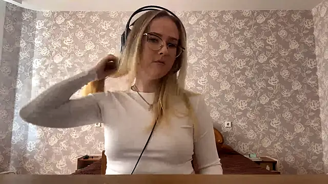 Snapshot of ElmiraGildea chatting on April 6, 2026, 11:33 am ElmiraGildea online show from April 6, 2026, 11:33 am