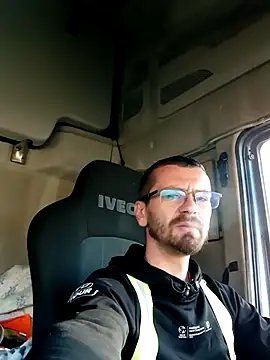 jozsi1995 online show from April 17, 2026, 5:54 am