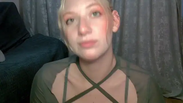 Snapshot of earn_my_lily chatting on June 18, 2026, 8:35 am earn my lily online show from June 18, 2026, 8:35 am