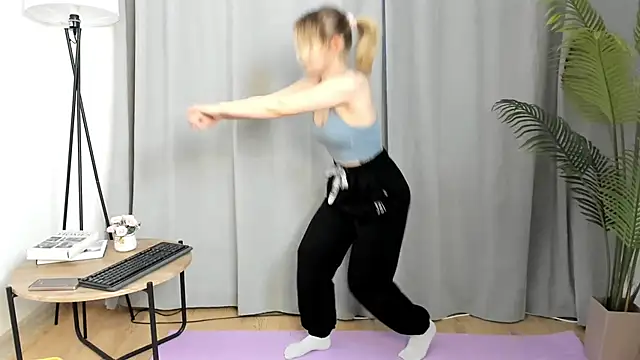 RoxieKaus online show from April 7, 2026, 6:26 am