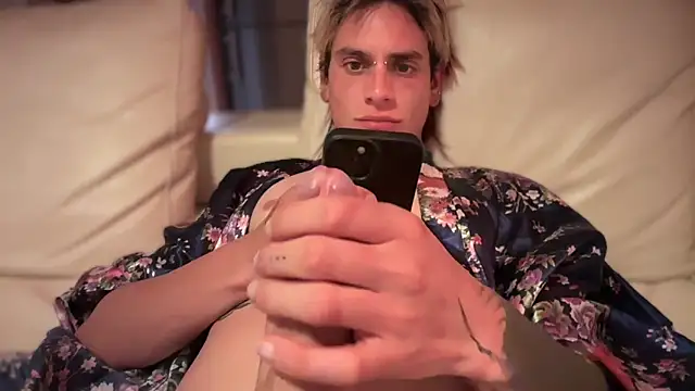 lucasdeexxx online show from May 7, 2026, 10:57 pm