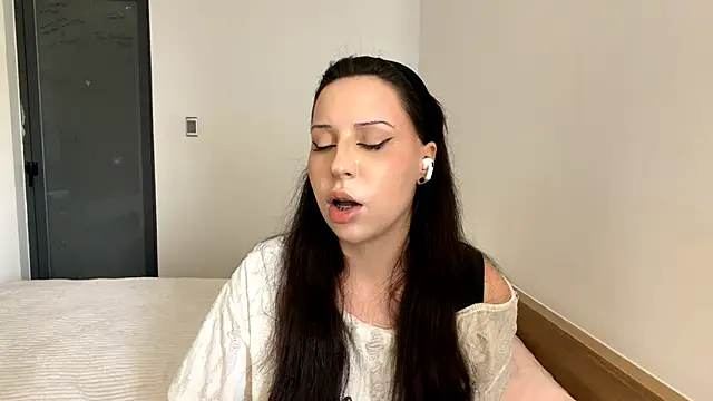 VinitaAskia online show from April 9, 2026, 4:58 am