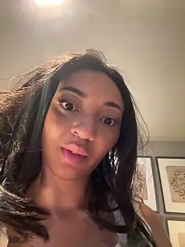 Leah-Lux online show from April 9, 2026, 12:45 am