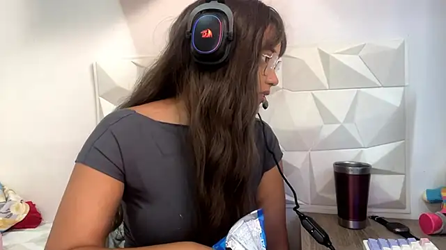 IsisValentine online show from April 10, 2026, 3:52 pm