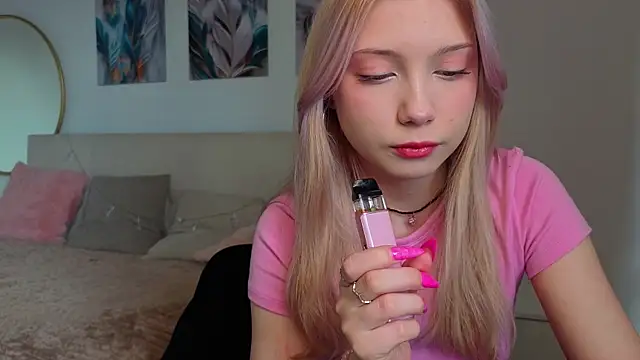 vielleee online show from April 18, 2026, 1:19 am