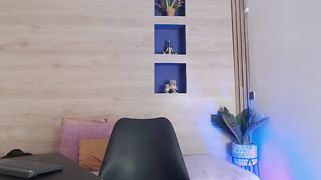 Snapshot of Logan_Steel chatting on July 19, 2026, 4:43 am Logan Steel online show from July 19, 2026, 4:43 am