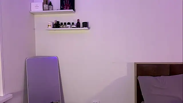 SophieLaine online show from April 18, 2026, 7:07 pm