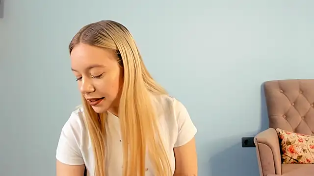 Snapshot of TrenaCavitt chatting on April 10, 2026, 6:20 am TrenaCavitt online show from April 10, 2026, 6:20 am