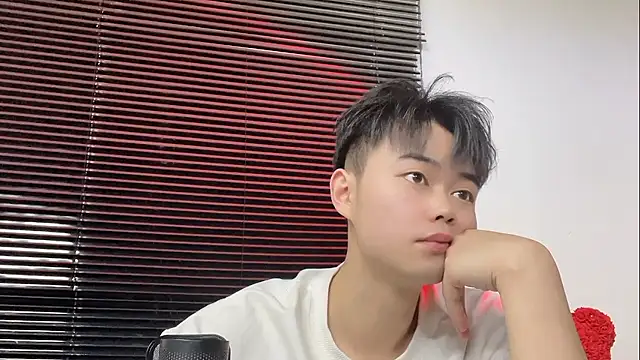 GUCCI-BOY1314 online show from April 26, 2026, 12:57 pm