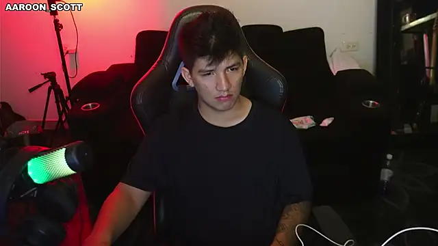 Snapshot of AAROON_SCOTT chatting on April 10, 2026, 10:17 pm AAROON SCOTT online show from April 10, 2026, 10:17 pm