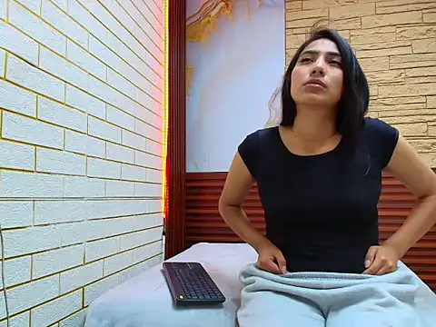 Snapshot of mellaniemonroe303av chatting on April 10, 2026, 9:44 pm mellaniemonroe303av online show from April 10, 2026, 9:44 pm