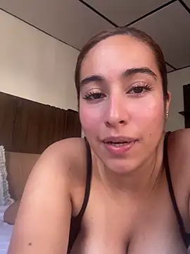 Snapshot of Aitana_Lux chatting on April 16, 2026, 7:03 pm Aitana Lux online show from April 16, 2026, 7:03 pm