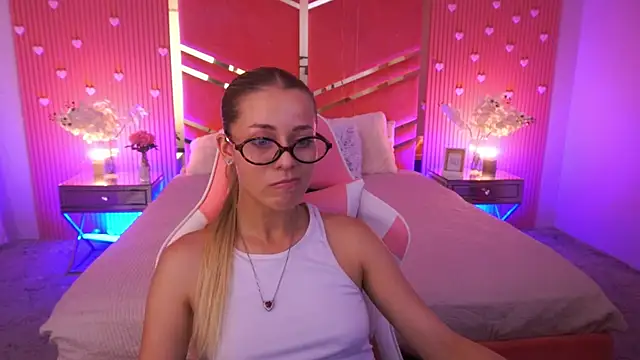DoveLovee online show from June 18, 2026, 12:32 pm