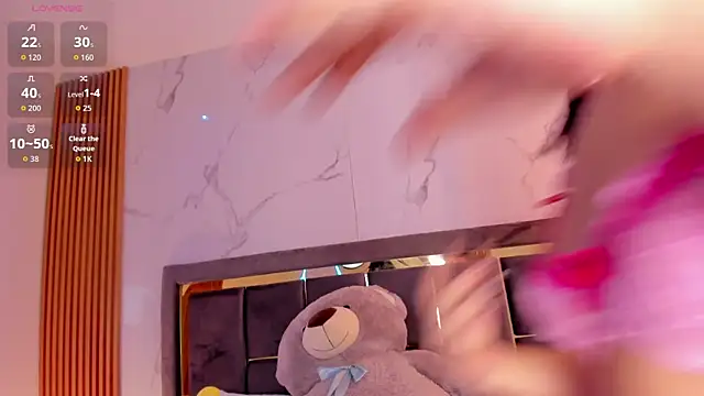 Iam Milly  online show from April 16, 2026, 9:39 pm