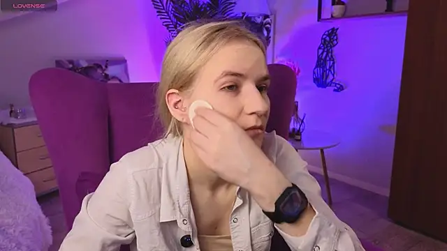 PennyLavertu online show from April 15, 2026, 7:58 am