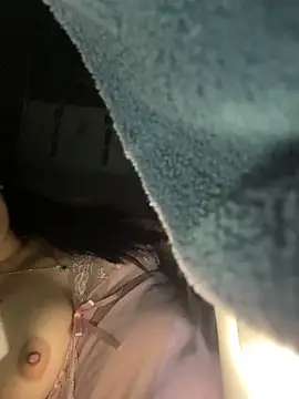 daisy-yeu online show from April 16, 2026, 9:39 pm