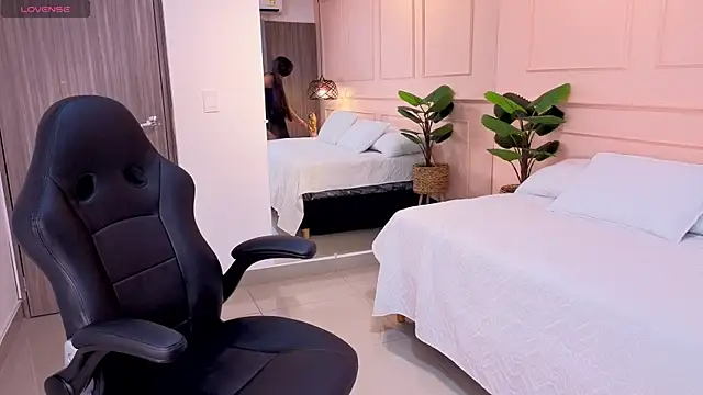 OLIVIA GARCIA   online show from April 17, 2026, 11:13 am