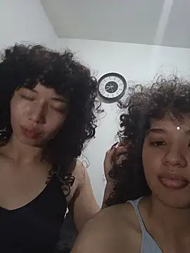 Chloe and Violeta online show from April 24, 2026, 7:49 pm