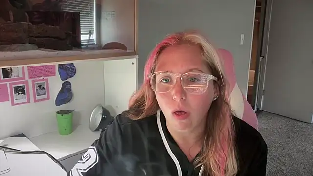 MUSCLEMOMMY1365 online show from May 9, 2026, 5:27 pm