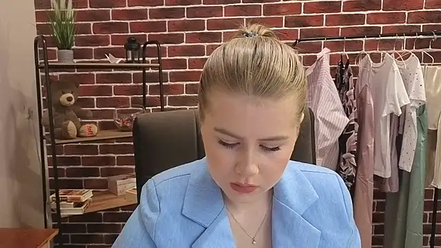 TracyyRoss online show from April 28, 2026, 1:04 pm