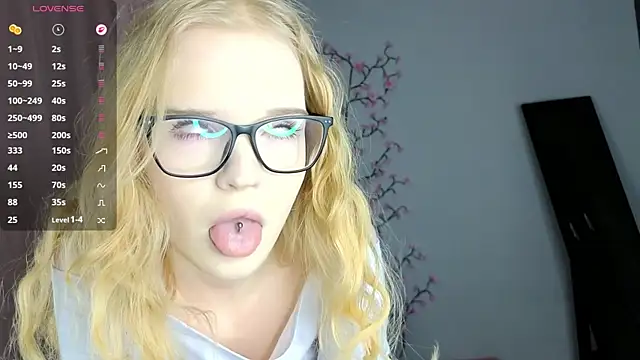 RoseeFairy online show from April 17, 2026, 6:44 pm