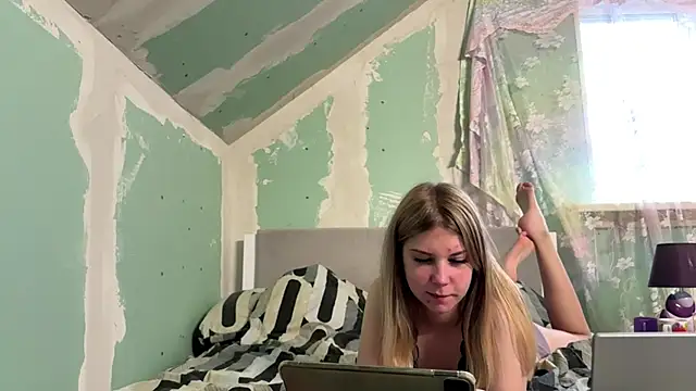 Skinny girl  online show from June 2, 2026, 2:17 pm