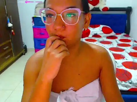 Roseluxs online show from June 18, 2026, 1:37 am
