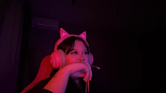 Alinalovelove online show from April 15, 2026, 7:58 pm