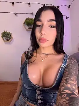 milasantana  online show from June 16, 2026, 10:32 pm