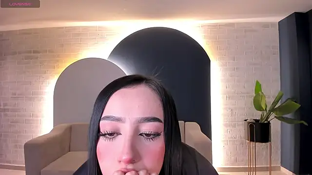 Snapshot of PaulineSanz chatting on June 1, 2026, 7:13 pm PaulineSanz online show from June 1, 2026, 7:13 pm
